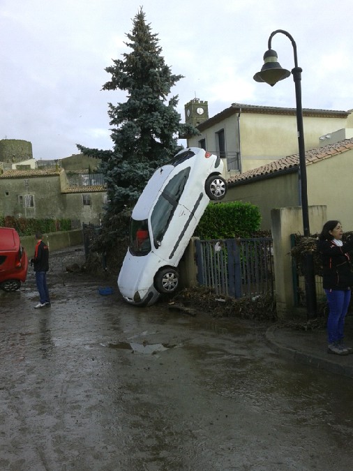 Bastien et Guillaume, distributeurs à Carcassonne, victimes des inondations.